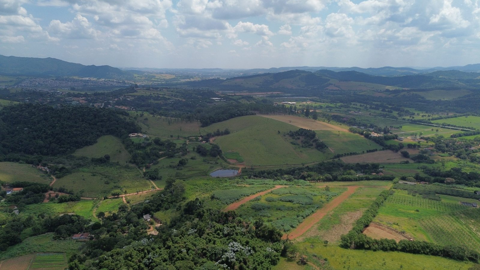 Vista aérea do Residencial San Paolo em Piracaia, cercado de montanhas